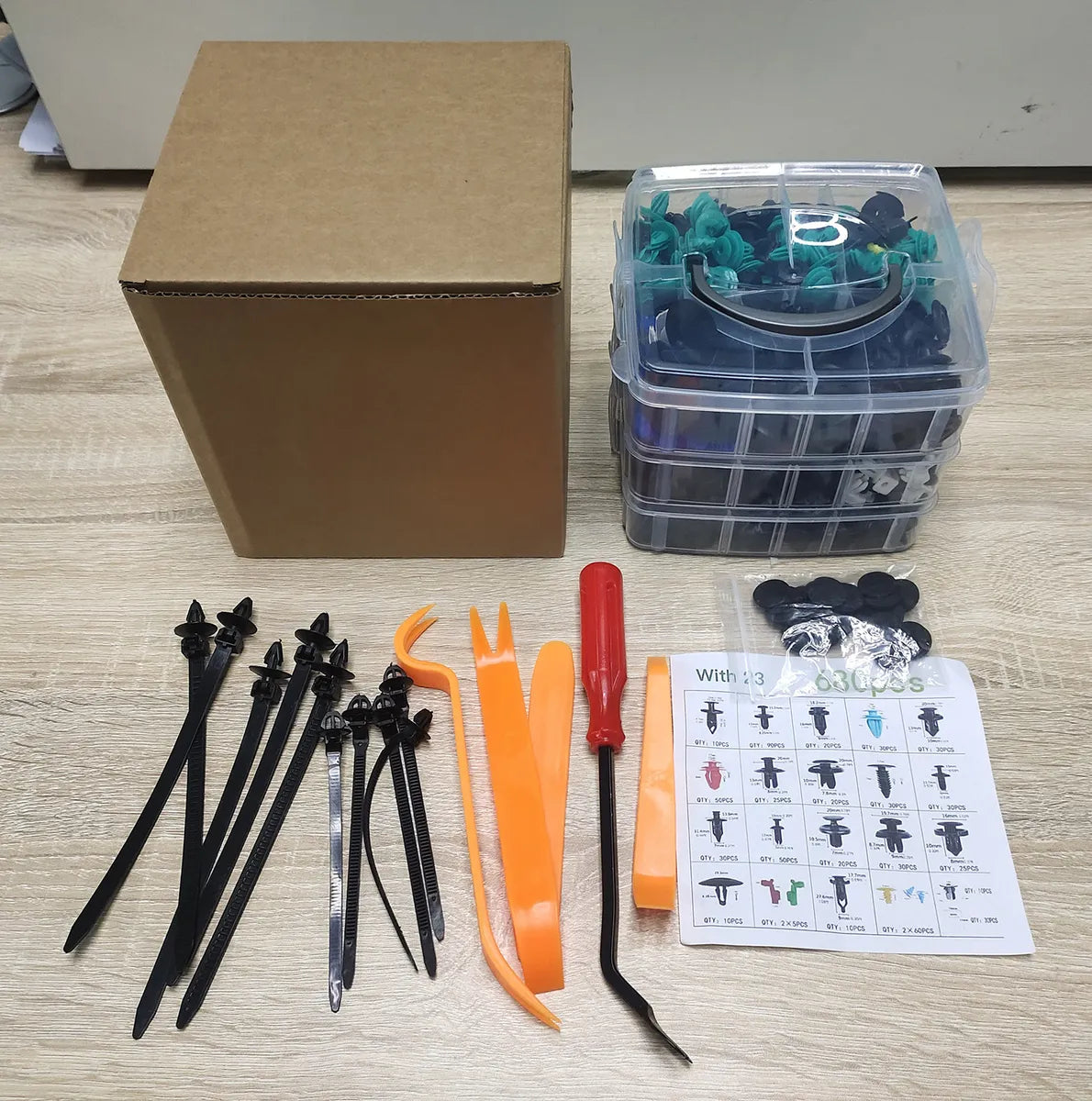 KIT UNIVERSAL DE CLIPS Y GRAPAS AUTOMOTRICES – 725 PIEZAS + HERRAMIENTAS